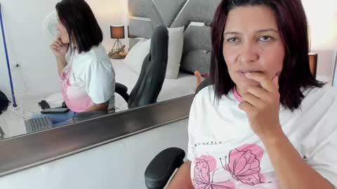 Snapshot of slut_milf_ chatting on 04/18/26, 09:04 slut_milf_ online show from 04/18/26, 09:04
