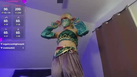 Snapshot of sluttyhorrorparty chatting on 10/31/25, 07:59 Natsu online show from 10/31/25, 07:59