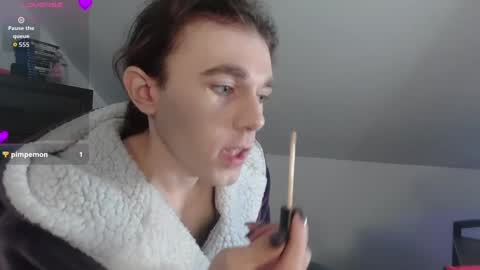 Snapshot of sluttyhorrorparty chatting on 11/13/25, 06:18 Natsu online show from 11/13/25, 06:18