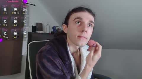 Snapshot of sluttyhorrorparty chatting on 11/17/25, 06:35 Natsu online show from 11/17/25, 06:35