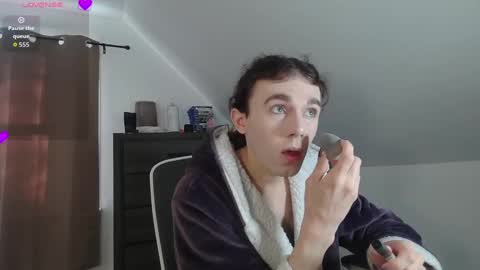 Snapshot of sluttyhorrorparty chatting on 11/19/25, 07:03 Natsu online show from 11/19/25, 07:03