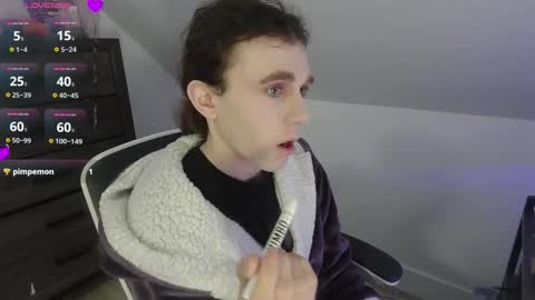 Snapshot of sluttyhorrorparty chatting on 12/15/25, 06:45 Natsu online show from 12/15/25, 06:45