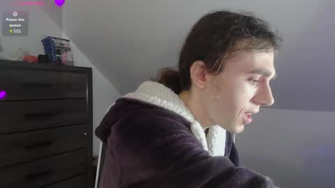 Snapshot of sluttyhorrorparty chatting on 12/19/25, 06:15 Natsu online show from 12/19/25, 06:15