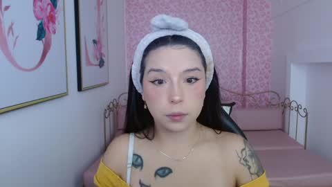 Snapshot of small__naughty chatting on 05/14/26, 01:29 Mariana Torres online show from 05/14/26, 01:29