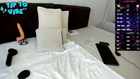 Snapshot of smallnipples chatting on 10/12/25, 04:00 Alex online show from 10/12/25, 04:00