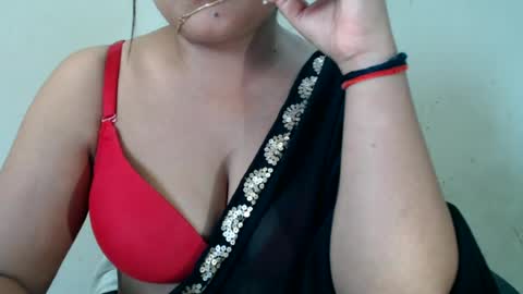 Snapshot of smiley_queen99 chatting on 06/27/26, 04:17 smiley online show from 06/27/26, 04:17
