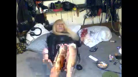 Snapshot of smokeslut365 chatting on 12/10/24, 01:11 smokeslut365 online show from 12/10/24, 01:11