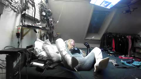 Snapshot of smokeslut365 chatting on 02/27/25, 05:56 smokeslut365 online show from 02/27/25, 05:56