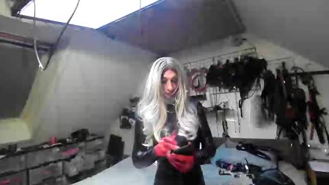 Snapshot of smokeslut365 chatting on 03/04/25, 04:06 smokeslut365 online show from 03/04/25, 04:06