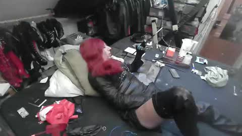 Snapshot of smokeslut365 chatting on 09/26/25, 11:09 smokeslut365 online show from 09/26/25, 11:09