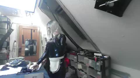 Snapshot of smokeslut365 chatting on 09/30/25, 08:03 smokeslut365 online show from 09/30/25, 08:03