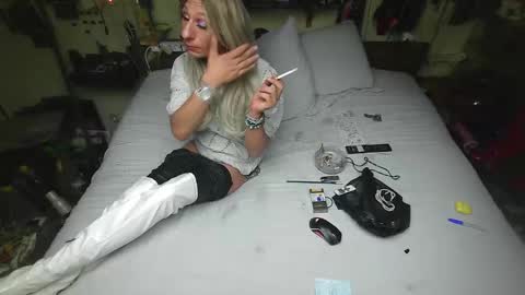 Snapshot of smokeslut365 chatting on 10/18/25, 09:04 smokeslut365 online show from 10/18/25, 09:04