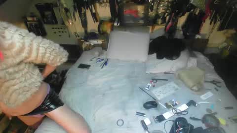 Snapshot of smokeslut365 chatting on 10/31/25, 01:39 smokeslut365 online show from 10/31/25, 01:39