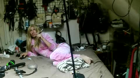 Snapshot of smokeslut365 chatting on 07/31/26, 12:32 smokeslut365 online show from 07/31/26, 12:32