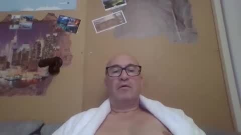 Snapshot of sneakerboy18 chatting on 11/16/25, 12:33 sneakerboy18 online show from 11/16/25, 12:33