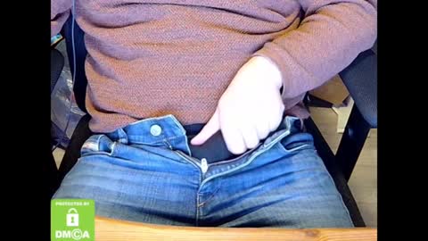 Snapshot of sneakybill82 chatting on 12/17/24, 10:32 Sneakybill online show from 12/17/24, 10:32