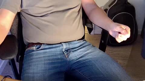 Snapshot of sneakybill82 chatting on 09/29/25, 06:35 Sneakybill online show from 09/29/25, 06:35