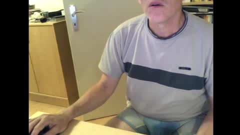 Snapshot of sneaxfreund chatting on 05/20/26, 11:44 sneaxfreund online show from 05/20/26, 11:44