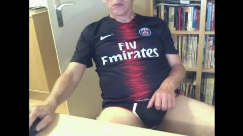 Snapshot of sneaxfreund chatting on 05/24/26, 01:10 sneaxfreund online show from 05/24/26, 01:10