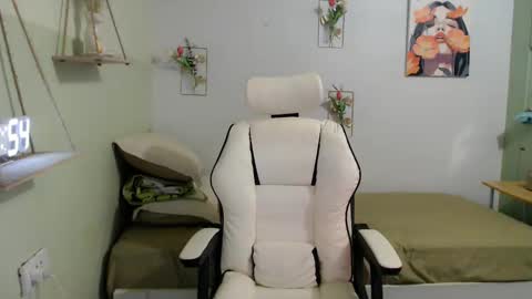 Snapshot of snow_2000 chatting on 12/12/24, 08:47 snow_2000 online show from 12/12/24, 08:47