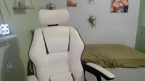 Snapshot of snow_2000 chatting on 12/21/24, 08:28 snow_2000 online show from 12/21/24, 08:28