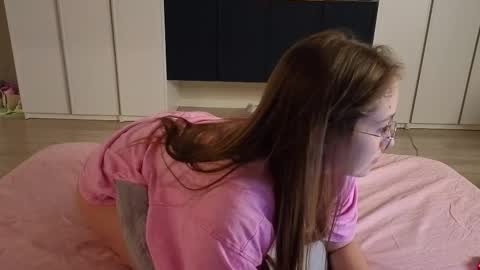 Snapshot of sofaris chatting on 11/15/25, 06:15 Sophy online show from 11/15/25, 06:15