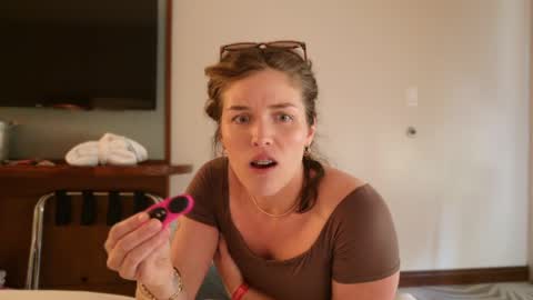 Julia    online show from 04/22/26, 08:54