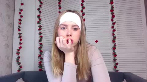 Sofia here online show from 11/06/25, 12:22