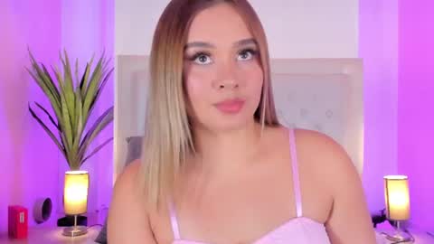 Snapshot of sofia_pamela_ chatting on 07/21/26, 08:00 online show from 07/21/26, 08:00