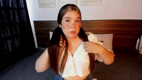 Snapshot of sofia_smithh_ chatting on 05/20/26, 06:03 Sofia online show from 05/20/26, 06:03