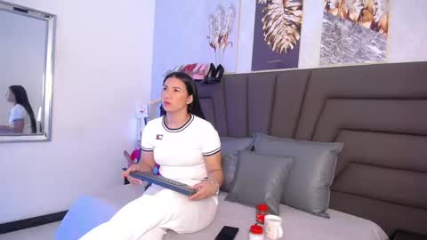 Snapshot of sofia_velez5 chatting on 05/18/26, 11:16 online show from 05/18/26, 11:16
