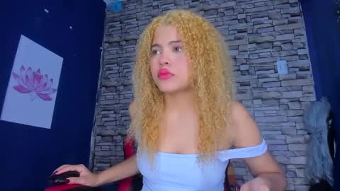 sofiacastillo01 online show from 02/18/25, 01:00