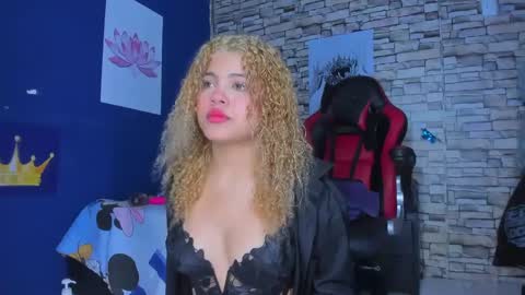 sofiacastillo01 online show from 02/20/25, 12:36