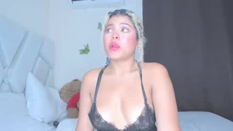 sofiacastillo01 online show from 04/05/26, 05:15