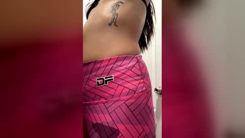 sofiacruz16 online show from 02/18/26, 03:30