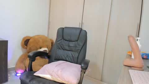 SOFIA independent model  online show from 01/28/25, 04:18