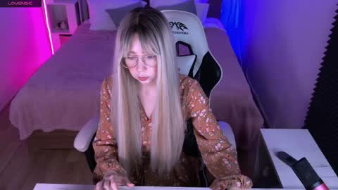 Snapshot of sofiisun chatting on 10/15/25, 04:12 Sofia online show from 10/15/25, 04:12