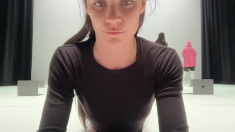 Snapshot of sola_3 chatting on 06/17/26, 06:38 0La online show from 06/17/26, 06:38