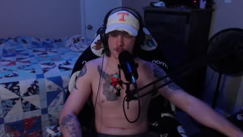 Snapshot of somethinqfunny chatting on 12/17/24, 04:45 Lover Boi online show from 12/17/24, 04:45