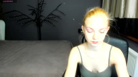 Snapshot of sonnysofia chatting on 04/19/26, 05:34 Sonya online show from 04/19/26, 05:34