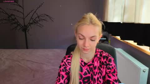 Snapshot of sonnysofia chatting on 05/05/26, 05:37 Sonya online show from 05/05/26, 05:37