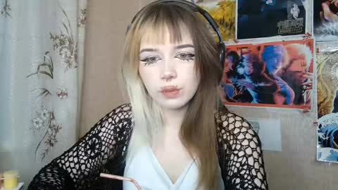Mila online show from 05/25/26, 04:13