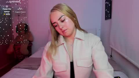 Snapshot of sophi_moreno chatting on 12/24/24, 02:10 Sofi online show from 12/24/24, 02:10