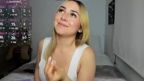 Snapshot of sophi_moreno chatting on 03/08/25, 04:23 Sofi online show from 03/08/25, 04:23