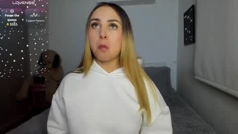 Snapshot of sophi_moreno chatting on 12/23/25, 03:15 Sofi online show from 12/23/25, 03:15