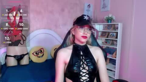 Snapshot of sophia_arevalo_ chatting on 10/08/25, 03:59 Sophia online show from 10/08/25, 03:59