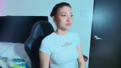 Snapshot of sophia_arevalo_ chatting on 10/26/25, 03:01 Sophia online show from 10/26/25, 03:01
