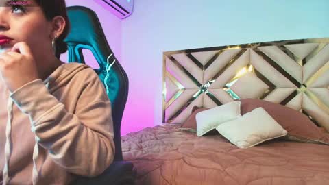 Snapshot of sophia_velvett chatting on 04/14/26, 12:00 sophia_velvett online show from 04/14/26, 12:00