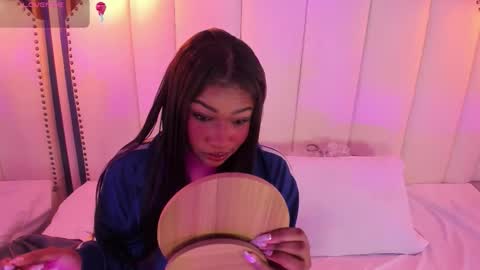 Snapshot of sophiabloss chatting on 12/19/25, 12:01 Sophie online show from 12/19/25, 12:01