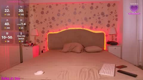 Snapshot of sophiacherie chatting on 03/18/26, 06:27 Bella Drake online show from 03/18/26, 06:27